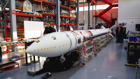 El microlanzador suborbital español 'Miura 1' en la sede de la empresa fabricante PLD Space antes de transportarlo a la plataforma de lanzamiento, en Elche.