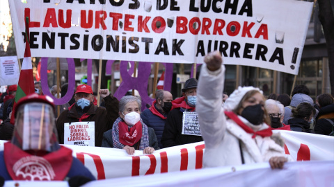 Imagen de archivo de varios pensionistas durante una manifestación para exigir unas pensiones dignas, a 15 de enero de 2022, en Bilbao, Vizcaya, Euskadi (España)