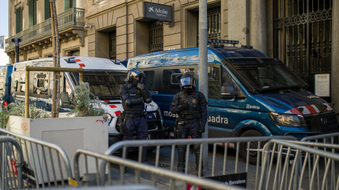 Dos detenidos por golpear a anciano con alzhéimer en residencia de Barcelona. Foto de archivo de dos mossos d'Esquadra.