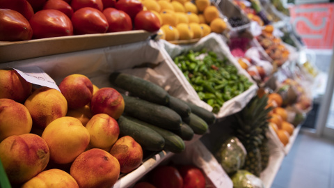 Un puesto de frutas y verduras de un mercado de abastos de Sevilla, a 12 de agosto de 2022.