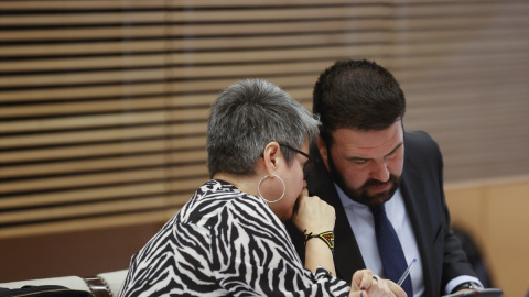 14/03/2023.- El diputado de EH Bildu Jon Iñarritu conversa con la diputada de ERC María Carvalho Dantas mientras participan en la Comisión de Interior del Congreso que debate la reforma de la ley de Seguridad Ciudadana, conocida como ley mo