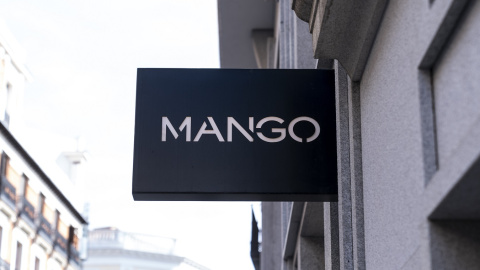 Un cartel de una tienda de Mango en Madrid. E.P./A. Pérez Meca