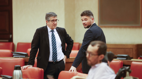 14/03/2023.- El portavoz de ERC, Gabriel Rufián (d), conversa con el portavoz del PSOE, Patxi López, a su llegada a la reunión de la Junta de Portavoces del Congreso, este martes. EFE/ Javier Lizón