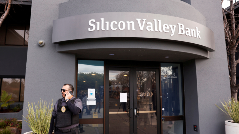 Un guardia de seguridad frente a la entrada de la sede del Silicon Valley Bank en Santa Clara, California, EEUU, 13 de marzo de 2023