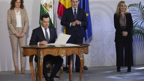 El presidente de la Junta de Andalucía, Juanma Moreno, durante la firma del Pacto Social y Económico por el Impulso de Andalucía en el Palacio de San Telmo, a 13 de marzo de 2023.