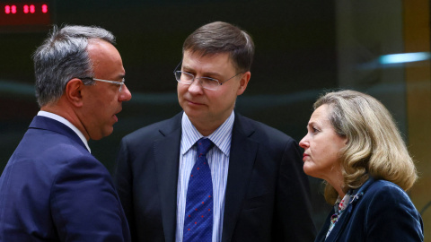 El ministro de Finanzas griego, Christos Staikouras, el comisario europeo Valdis Dombrovskis y la ministra de Economía española, Nadia Calvino, hablan durante el Ecofin celebrado este martes en Bruselas.