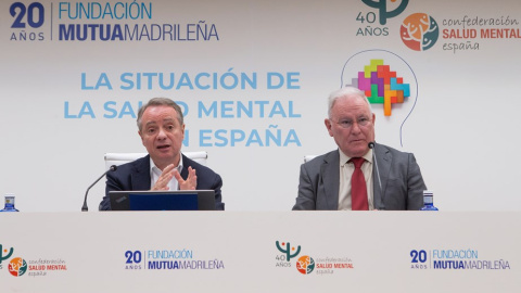 El director general de la Fundación Mutua Madrileña,  Lorenzo Cooklin (i), y el presidente de la Confederación Salud Mental España, Nel González Zapico (d), en la presentación del Informe 'La situación de la salud mental en España'.