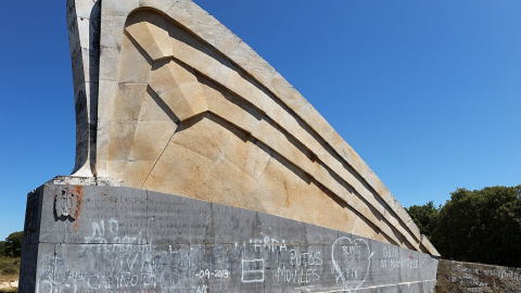 Monumento a la columna Sagardía en el término municipal de Cilleruelo de Bricia, Burgos (España).