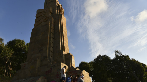 Un grupo de menores a los pies del Monumento del Llano Amarillo, en las inmediaciones del monte Hacho, a 5 de junio de 2021, en Ceuta (España).