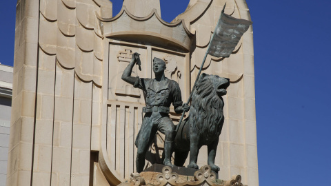 El Monumento a los Héroes de España, situado en la Plaza Héroes de España, en el Ensanche Modernista de Melilla.