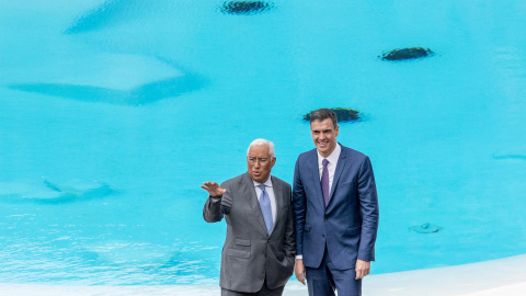 El presidente del Gobierno de España, Pedro Sánchez (d), junto al primer ministro de la República Portuguesa, Antonio Costa (i), en los Jameos del Agua, Lanzarote