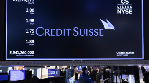 Una pantalla en el patio de negociación de la Bolsa de Nuva York (NYSE, por su siglas en inglés), en Wall Street, con información sobre la cotización de Credit Suisse. EFE/EPA/JUSTIN LANE