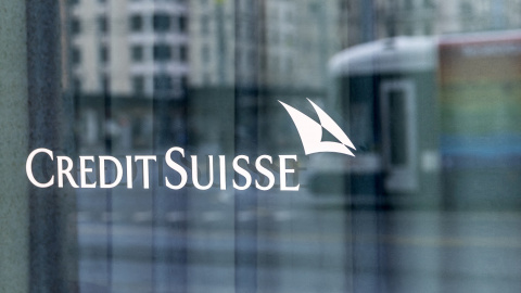 El logo del banco suizo Credit Suisse, en el escaparate de uno de sus oficinas en Ginebra (Suiza). REUTERS/Denis Balibouse