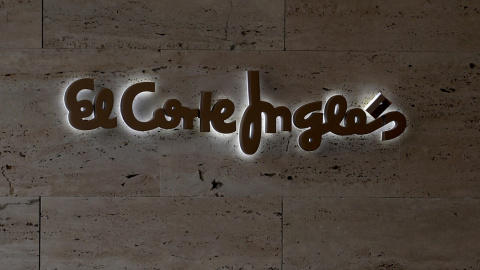 el logo del grupo de distribución El Corte Ingles, en una de sus tiendas en Madrid. REUTERS/Sergio Perez.