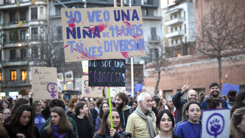 Miles de mujeres protestan durante la manifestación convocada por 8M, a 8 de marzo de marzo de 2023, en Girona, Catalunya (España).