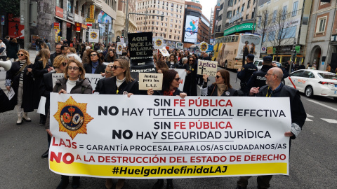 Un grupo de letrados de la Administración de Justicia (LAJ) sujetan una pancarta durante una manifestación desde Callao a San Bernardo 45, a 9 de marzo de 2023, en Madrid (España).