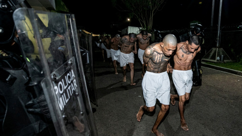 Varios pandilleros son conducidos a una megaprisión aislada en un valle de El Salvador, en febrero de 2023.