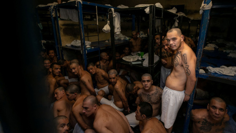 Un grupo de hombres en una de las celdas del centro penitenciario.