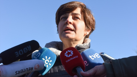 Una de las investigadoras de Aministía Internacional Virginia Álvarez ofrece declaraciones a los medios durante la colocación de siluetas de migrantes, frente al Palacio de la Moncloa, a 1 de febrero de 2023, en Madrid (España).