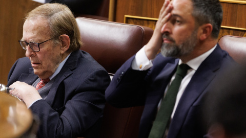 El candidato de la moción de censura, Ramón Tamames, y el líder de VOX, Santiago Abascal, durante la moción de censura en el Congreso de los Diputados, a 21 de marzo de 2023.