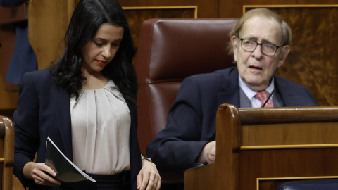 El profesor Ramón Tamames y la diputada de Ciudadanos Inés Arrimadas durante el debate de la moción de censura de Vox.