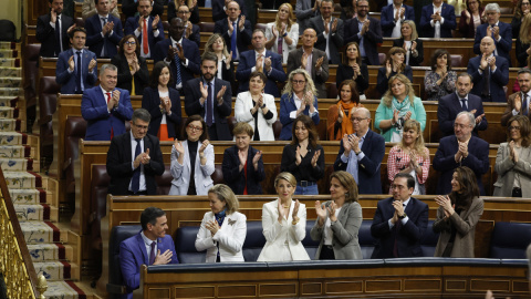 Los miembros del Gobierno y la bancada socialista aplauden la intervención del presidente del Gobierno, Pedro Sánchez, en el debate de la moción de censura de Vox.