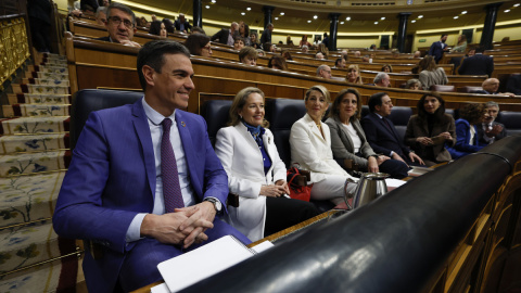 El presidente del Gobierno, Pedro Sánchez, junto a varios de sus ministros en el Congreso de los Diputados durante la moción de censura de Vox.