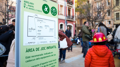 Panel indicativo del nuevo espacio de juego infantil en Gràcia.