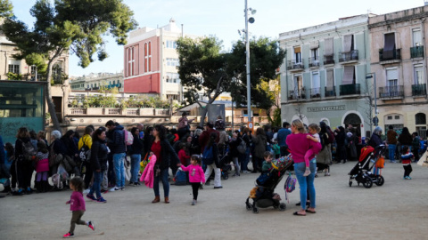 Las familias se congregan en la nueva zona de juegos del distrito de Gràcia que ha obtenido una gran aceptación vecinal.