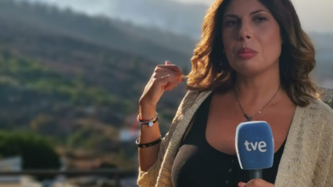 Francisca González, reportera de RTVE durante una retransmisión para informar de la erupción del volcán de La Palma.