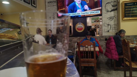 La moción de censura de Vox a Pedro Sánchez vista desde el Bar Mauricio de Madrid, a 21 de marzo de 2023.