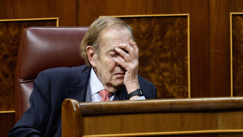 Ramón Tamames, el candidato de Vox para la moción de censura contra Pedro Sánchez, gesticula durante la segunda jornada en el Congreso de los Diputados.