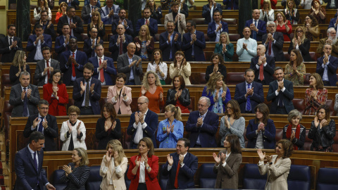 El presidente del Gobierno, Pedro Sánchez, es aplaudido por los miembros del Gobierno y la bancada socialista tras su intervención en la segunda jornada de la moción de censura este 22 de marzo de 2023.