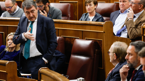 El portavoz del PNV, Aitor Esteban, se dirige al candidato de Vox, Ramón Tamames, durante la segunda jornada de la moción de censura.