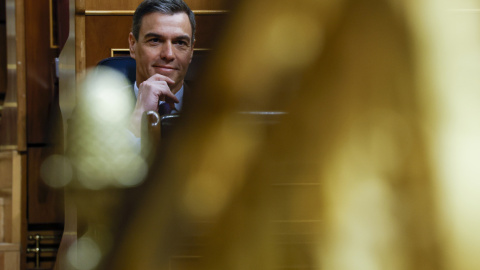 El presidente del Gobierno, Pedro Sánchez, escucha una de las intervenciones durante la segunda y última jornada del debate de la moción.