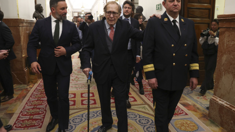 Ramón Tamames, junto al líder de Vox, Santiago Abascal, a la finalización del primer día del debate de la moción de censura.