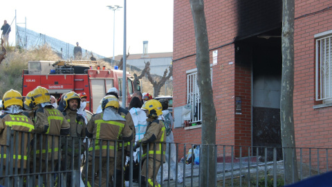 22/03/2023 - Diversos bombers a l'exterior de l'edifici de Rubí que s'ha incendiat.