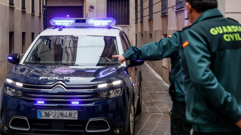 Un coche de la Policía Nacional y dos Guardias Civiles en Valencia a 21 de febrero de 2023