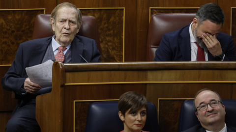 22/03/2023.- El profesor Ramón Tamames, sentado junto al líder de Vox, Santiago Abascal, interviene durante la segunda y última jornada del debate de la moción de censura que impulsa Vox. EFE/Chema Moya