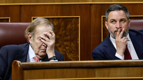 22/03/2023.- El profesor Ramón Tamames (i) y el líder de Vox, Santiago Abascal (c), durante la segunda y última jornada del debate de la moción de censura que impulsa Vox, con Ramón Tamames de candidato, contra el Gobierno del socialista Pe