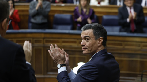 El presidente del Gobierno, Pedro Sánchez, aplaude tras ser rechazada la moción de censura que impulsa Vox, con Ramón Tamames de candidato