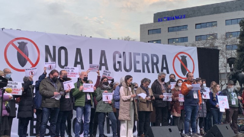 L'escenari amb organitzadors i diverses personalitats de l'acte celebrat a la plaça Catalunya de Barcelona contra la guerra.