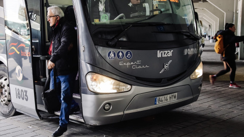 Un hombre baja de un autocar en la Estación Sur de Autobuses Méndez Álvaro, a 8 de febrero de 2023, en Madrid (España).