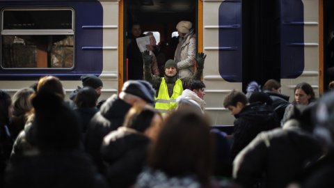 01/03/2022.- Ciudadanos procedentes de Ucrania se reencuentran con sus familiares a su llegada, este martes, a la estación de tren de Przemsyl, en Polonia.