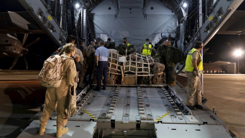 Un grupo de militares del batallón CIMIC del Ejército de Tierra y del Escuadrón de Apoyo al Despliegue Aéreo (EADA) del Ejército del Aire  embarca en el primer avión A400M de las Fuerzas Armadas que salió anoche de España a Dubai (Emiratos 