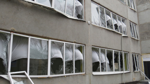 Una vista muestra un edificio escolar, que los lugareños dijeron que fue dañado por los recientes bombardeos, en Mariupol, Ucrania, el 26 de febrero de 2022.