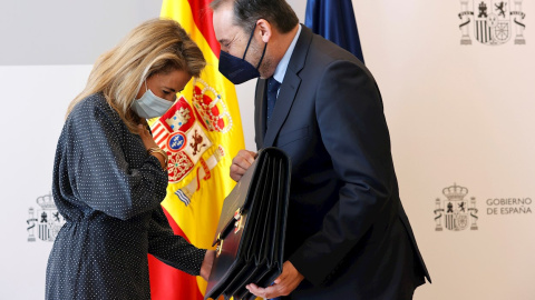 La nueva ministra de Transporte, Movilidad y Agenda Urbana, Raquel Sánchez, asume el cargo y recibe la cartera de manos de su antecesor, José Luis Ábalos.