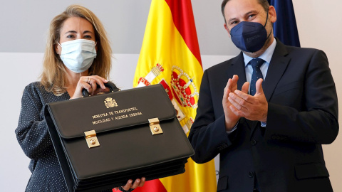 La nueva ministra de Transporte, Movilidad y Agenda Urbana, Raquel Sánchez (i), asume el cargo y recibe la cartera de manos de su antecesor, José Luis Ábalos.