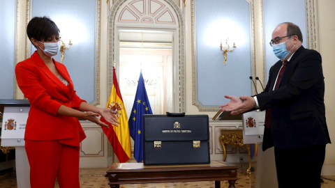 La ministra de Política Territorial, Isabel Rodríguez, recibe la cartera ministerial de su predecesor Miquel Iceta.