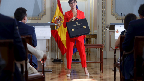 La ministra de Política Territorial, Isabel Rodríguez, posa con su nueva cartera tras recibirla de su predecesor Miquel Iceta.